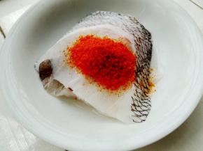 3.鱼肉按比例放入腌料