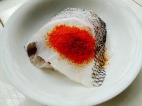 3.鱼肉按比例放入腌料