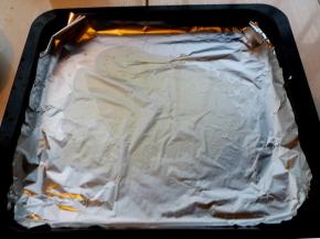 5.将烤箱上铺上锡纸，刷少许油在表面