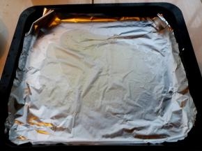 5.将烤箱上铺上锡纸，刷少许油在表面