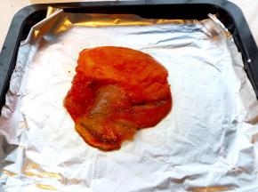 6.将腌好的鳕鱼块放上