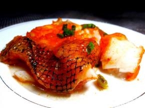 8.瞧，烤好的鱼块，色泽红亮诱人，肉质鲜嫩有滋味