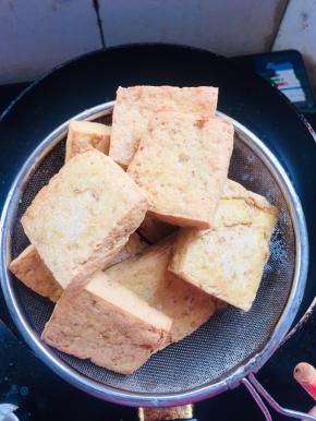 炸至豆腐表面金黄色，干巴巴的样子，捞出沥干油分备用！