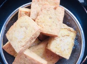 炸至豆腐表面金黄色，干巴巴的样子，捞出沥干油分备用！