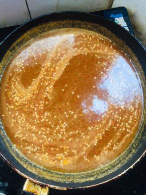 锅中加入一碗清水，放入三勺辣椒粉，三勺孜然粉，两勺香醋，一勺盐，一勺糖，一勺蚝油，一勺鸡精搅拌均匀！