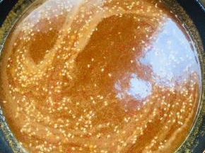 锅中加入一碗清水，放入三勺辣椒粉，三勺孜然粉，两勺香醋，一勺盐，一勺糖，一勺蚝油，一勺鸡精搅拌均匀！