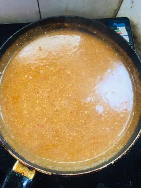 起锅前加入少许的水淀粉勾薄芡即可！