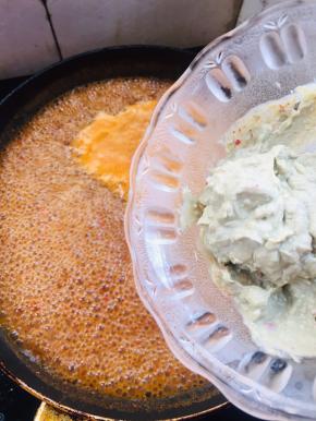 加入三块按压碎的臭豆腐搅拌均匀煮开！