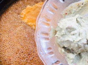 加入三块按压碎的臭豆腐搅拌均匀煮开！