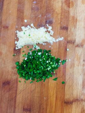 蒜瓣爆碎剁成蒜末，韭菜切成末备用！（韭菜末可以替换成葱花，看看你家里有什么食材就用哪个，不影响口感，只是起到画龙点睛的作用！）