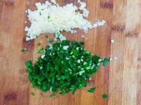 蒜瓣爆碎剁成蒜末，韭菜切成末备用！（韭菜末可以替换成葱花，看看你家里有什么食材就用哪个，不影响口感，只是起到画龙点睛的作用！）