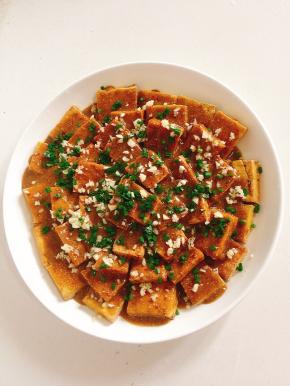 撒上适量的蒜末和韭菜末即可食用！