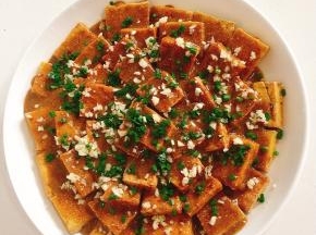 撒上适量的蒜末和韭菜末即可食用！