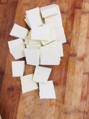 豆腐切成片备用！