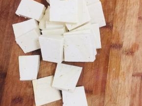 豆腐切成片备用！