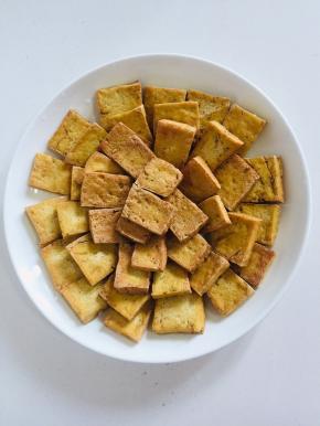 炸好的豆腐摆盘备用！