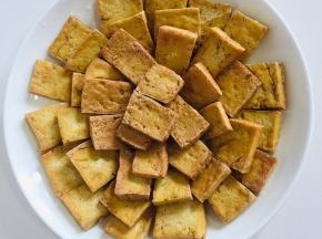 炸好的豆腐摆盘备用！