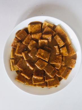 煮好的料汁儿均匀的浇在炸好的豆腐上！