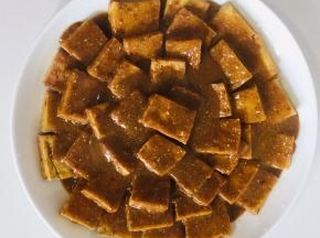 煮好的料汁儿均匀的浇在炸好的豆腐上！