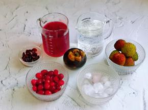 准备食材，冰块提前冻好。