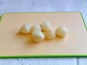 荔枝洗干净，去皮。