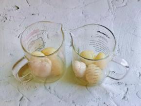 首先将山竹，荔枝分别放入杯中。(我这些水果是两杯的量)