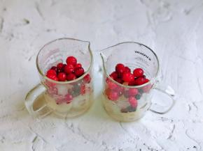 加入洗干净的新鲜蔓越莓。