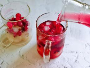 再把混合好的果汁倒入水果杯中。