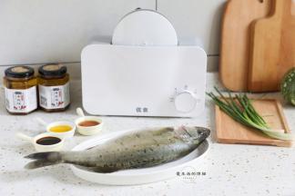 准备好食材，买鱼的时候要让老板帮忙处理，回家处理鱼鳞会比较麻烦，容易划伤手。