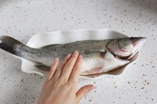 将料酒涂抹在鱼的身上，不要抹盐，盐入锅前撒上去就可以了，鱼肉很容易入味，后面还会加蒸鱼豉油，所以只要少量就可以了哦。