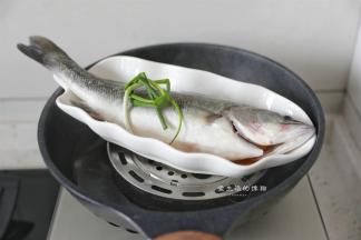 锅里放入水，煮上气后把鱼放入锅里，大火蒸10分钟，关火焖5分钟即可，我的鱼太大，锅有点小，后来就换蒸箱了，时间也是一样的啊。