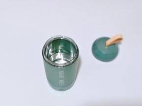 首先将酸奶杯加入开水。