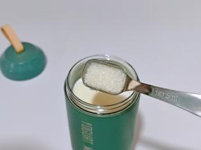 按个人口味加入白砂糖。(不加也可以)