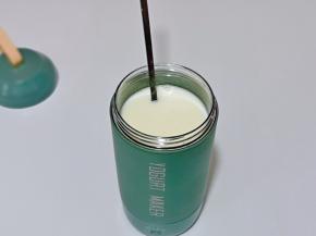 用无油无水的小勺完全搅拌均匀。