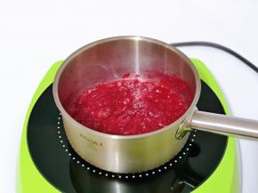 熬制同时要用硅胶铲搅拌，熬制成果酱即可。