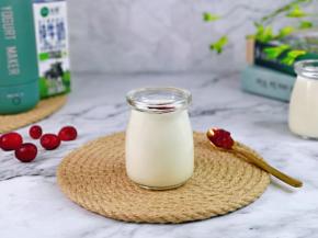 装入酸奶瓶中，加入做好的蔓越莓果酱，即可食用。