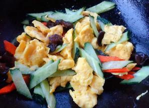 最后放入黄瓜片同时放入盐和味精