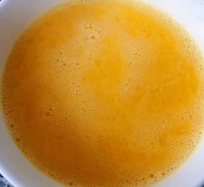 鸡蛋装入碗中打散放入少许盐搅拌均匀