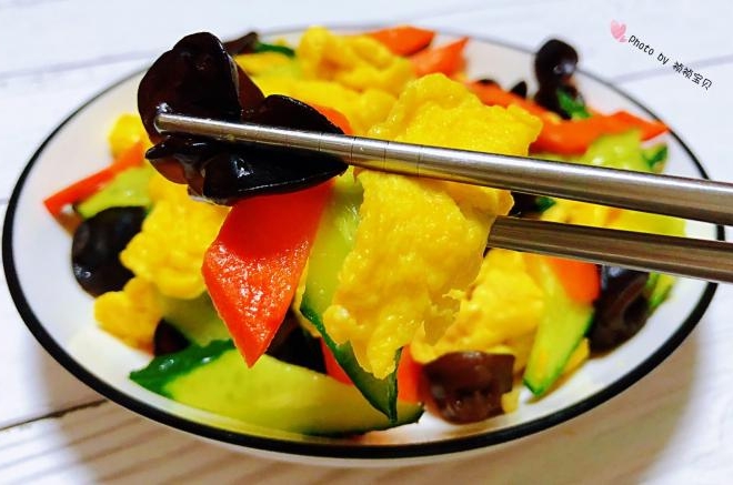 木耳黄瓜胡萝卜炒鸡蛋