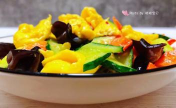 营养丰富的木耳黄瓜胡萝卜炒鸡蛋装入盘中就大功告成了
