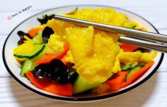 鸡蛋入口香浓搭配时蔬一起吃还有清香的味道