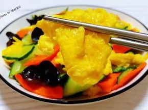 鸡蛋入口香浓搭配时蔬一起吃还有清香的味道