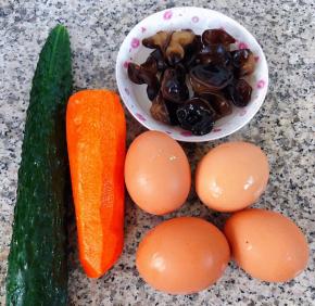 准备原材料鸡蛋、水泡发木耳、黄瓜、胡萝卜