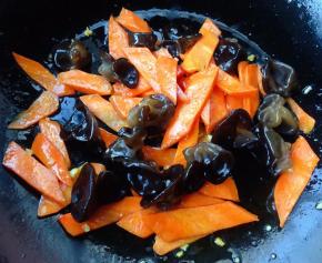 放入木耳大火快速翻炒