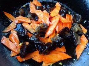 放入木耳大火快速翻炒