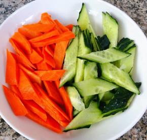 黄瓜和胡萝卜切成马蹄片