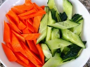 黄瓜和胡萝卜切成马蹄片