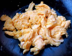 鸡蛋中火炒至八成熟取出