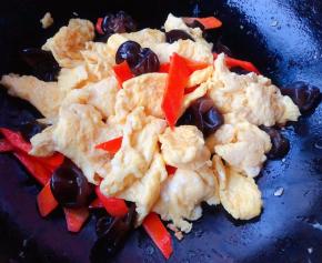 放入之前炒好的鸡蛋