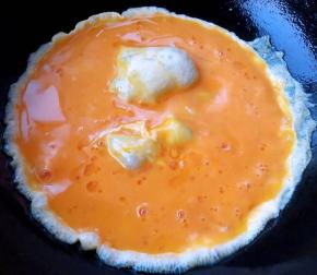 锅中倒入底油加热再放入蛋液